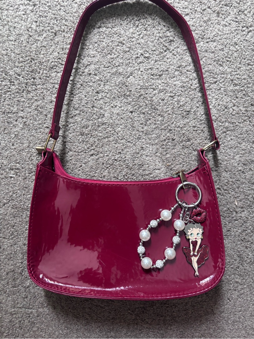 Red shoulder bag with Betty Boop keychain!